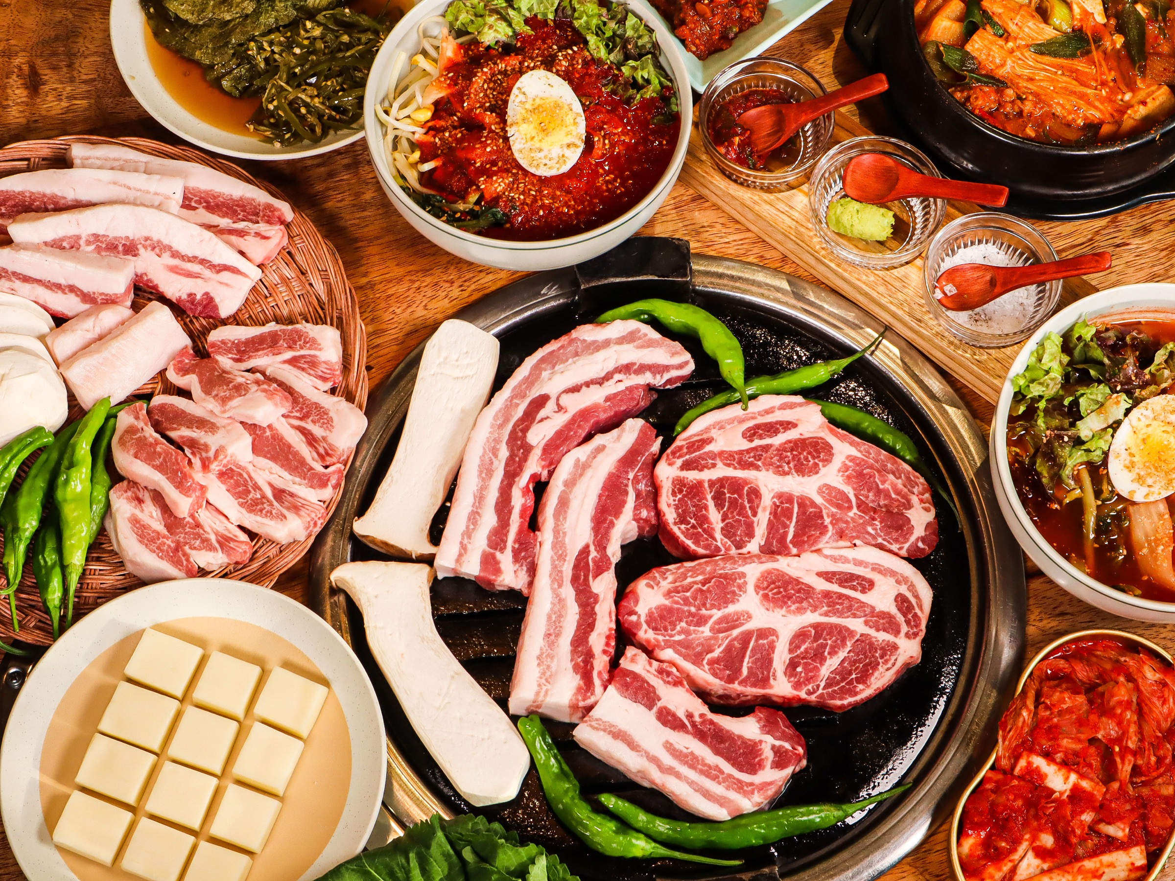 고기와 반찬이 차려진 한 상